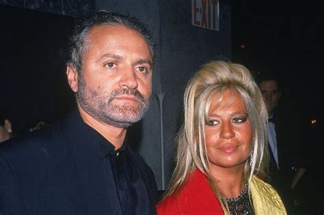 donatella versace operaciones|Donatella Versace.